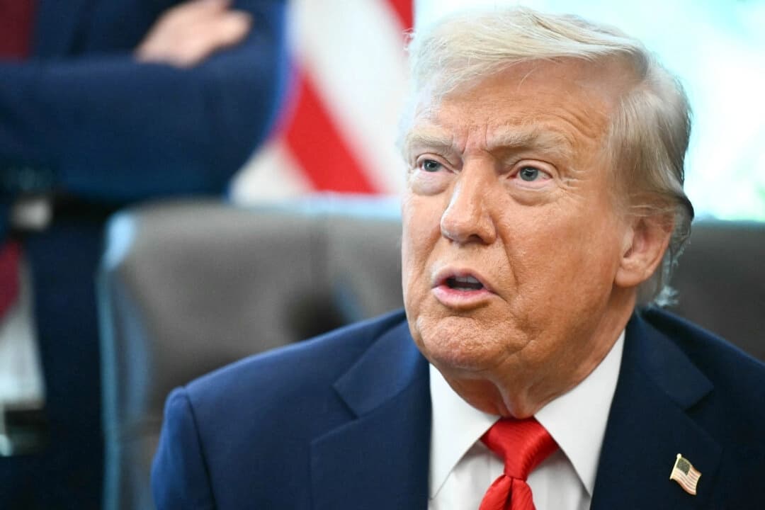 El presidente de Estados Unidos, Donald Trump, habla con la prensa tras firmar una orden ejecutiva en el Despacho Oval de la Casa Blanca en Washington el 25 de agosto de 2025. (Mandel Ngan/AFP a través de Getty Images)