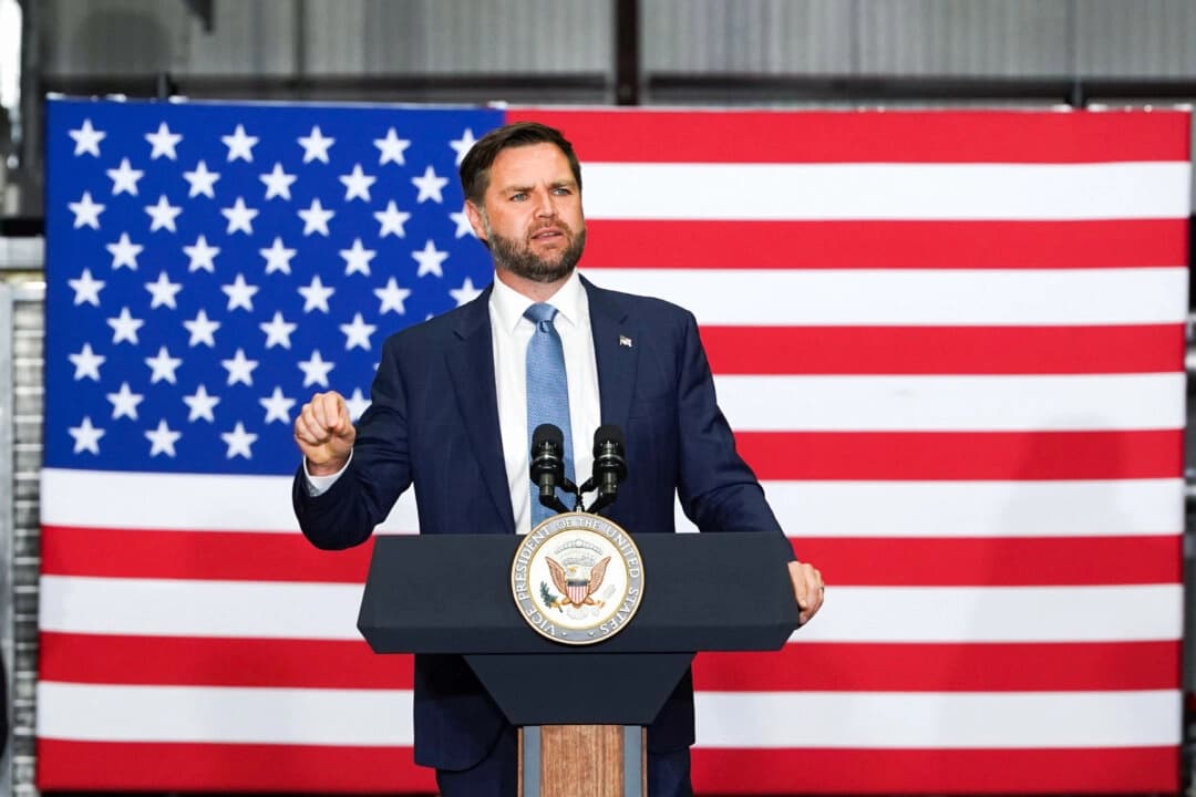 El vicepresidente JD Vance se dirige a los seguidores del presidente Donald Trump en un acto celebrado en Peachtree City, Georgia, el 21 de agosto de 2025. (Megan Varner/Getty Images)