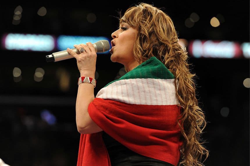 Jenny Rivera canta el himno nacional mexicano antes del combate de peso medio entre Shane Mosley y Sergio Mora en el Staples Center el 18 de septiembre de 2010 en Los Ángeles, California. (Foto de Harry How/Getty Images)