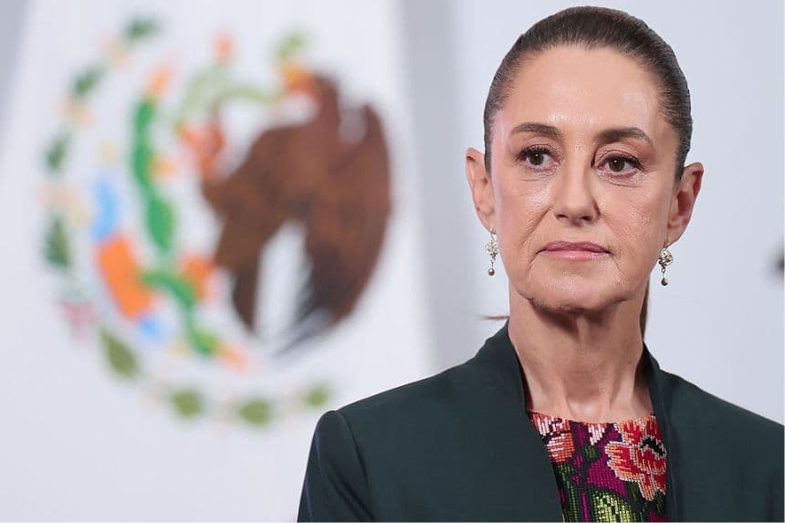 La presidenta de México, Claudia Sheinbaum, observa durante la rueda de prensa matutina diaria en el Palacio Nacional, el 28 de agosto de 2025 en la Ciudad de México, México. (Héctor Vivas/Getty Images)