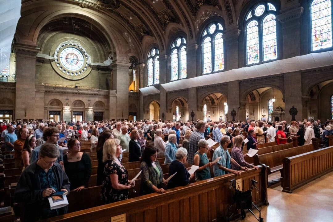 Tras el tiroteo en la escuela católica Annunciation Catholic Community de Minneapolis, sus señorías asisten a un servicio religioso interconfesional en la basílica de Santa María de Minneapolis el 28 de agosto de 2025. (Madalina Kilroy/The Epoch Times).
