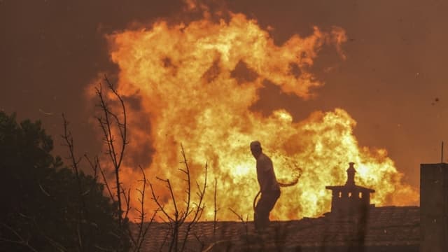 Portugal combate un incendio forestal cerca de frontera con España con más de 460 bomberos