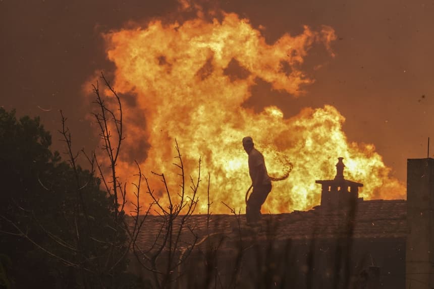 Un lugareño intenta apagar un fuego en Lourical do Campo, cerca de Castelo Branco, en Portugal, el 20 de agosto. (EFE/PAULO NOVAIS)
