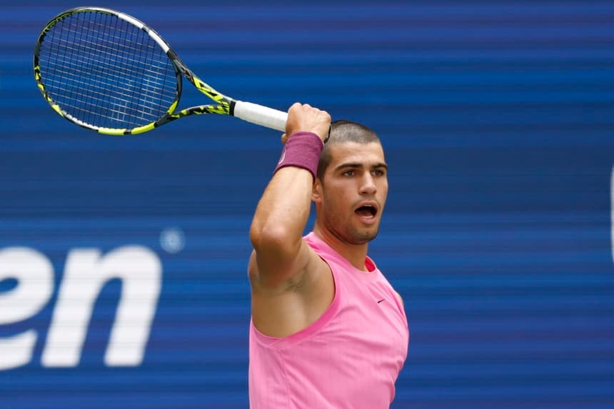 El español Carlos Alcaraz solo necesitó de una hora y 44 minutos para solventar su partido de tercera ronda del Abierto de Estados Unidos contra el ítalo-argentino Luciano Darderi (6-2, 6-4 y 6-0) y se clasificó para los octavos de final del 'grande' neoyorquino. (EFE/EPA/JOHN G. MABANGLO)