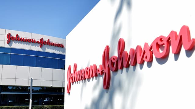 El logotipo de Johnson & Johnson en la sede de la empresa en Irvine, California, el 17 de octubre de 2023. (Mario Tama/Getty Images)