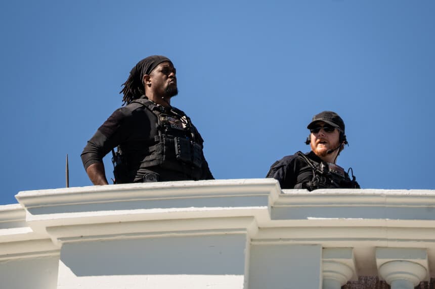 Dos agentes especiales del Servicio Secreto de los Estados Unidos vigilan desde la azotea de la Casa Blanca en Washington el 28 de abril de 2025. (Madalina Vasiliu/The Epoch Times).