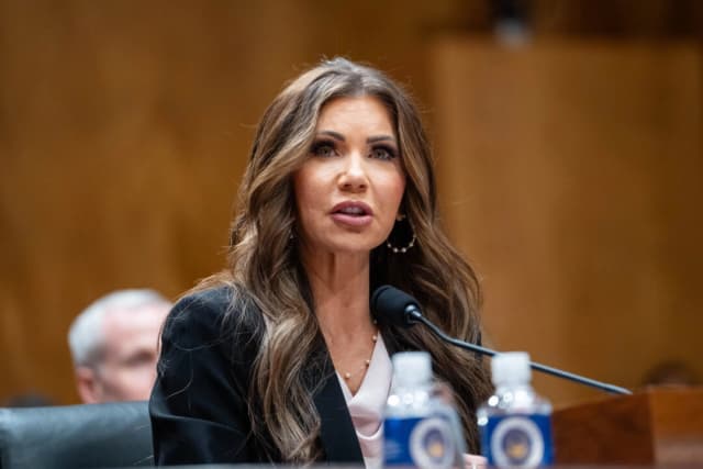 Noem despide a 24 empleados de la FEMA tras una filtración de datos