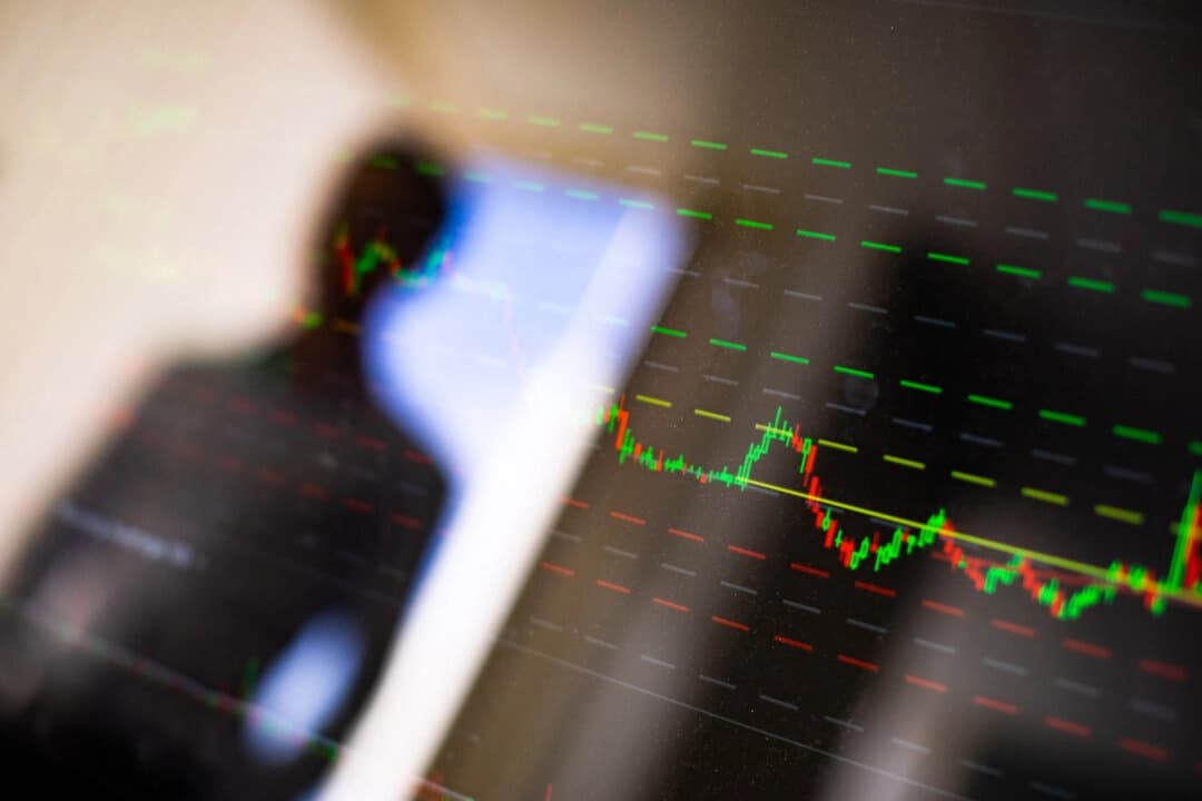 Un hombre mira la pantalla de un ordenador en Irvine, California, el 9 de abril de 2021. (John Fredricks/The Epoch Times)
