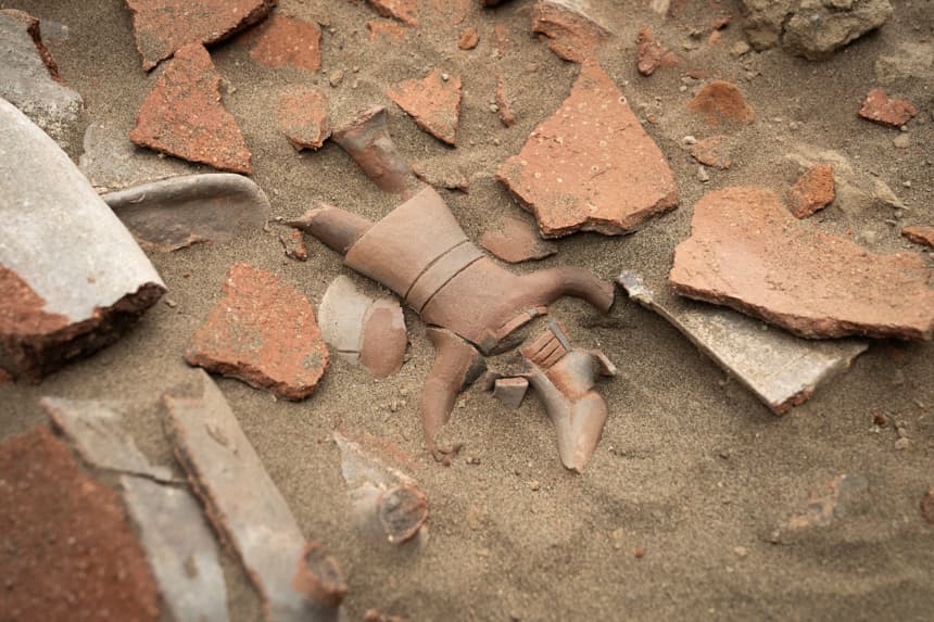 Fotografía sin fecha cedida por el Ministerio de Cultura de Perú que muestra fragmentos de una vasija de arcilla con representaciones de guerreros en el complejo arqueológico de Chankillo, en el valle de Casma, Perú. Una vasija fue descubierta en el acceso al observatorio solar de Chankillo, el más antiguo de América, compuesto por trece torres con más de 2300 años de antigüedad, según anunció el Ministerio de Cultura peruano. (EFE/ Ministerio de Cultura de Perú /SOLO USO EDITORIAL/ NO VENTAS/ SOLO DISPONIBLE PARA ILUSTRAR LA NOTICIA QUE ACOMPAÑA CRÉDITO OBLIGATORIO)