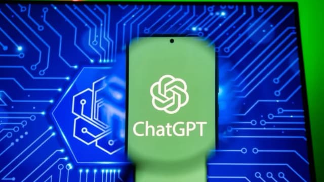 Un teléfono con la aplicación ChatGPT, en esta foto de archivo, el 1 de abril de 2025. (Oleksii Pydsosonnii/The Epoch Times)