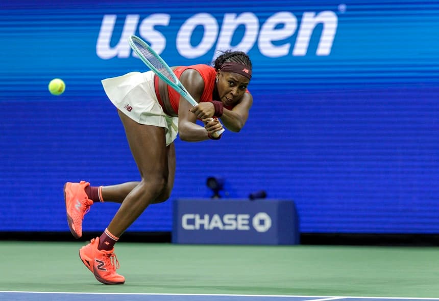 Coco Gauff, de EE.UU., en acción contra Ajila Tomljanovic, de Australia, durante la primera ronda del Abierto de Tenis de EE.UU. en el Centro Nacional de Tenis USTA Billie Jean King en Flushing Meadows, Nueva York. (EFE/EPA/CRISTOBAL HERRERA ULASHKEVICH)