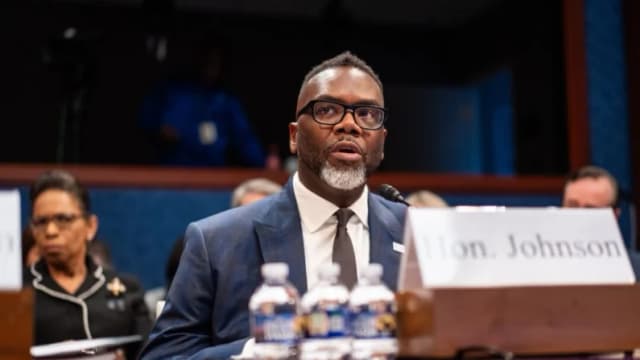 Alcalde de Chicago firma orden para bloquear posible despliegue de tropas