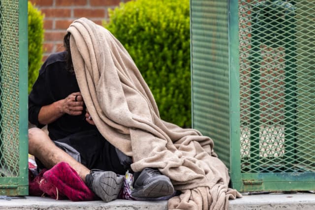 Newsom lanza nuevo grupo de trabajo para desalojar campamentos de personas sin hogar