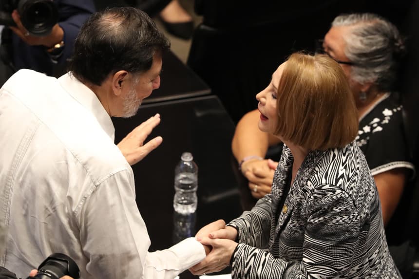 La presidenta del Senado mexicano Laura Itzel Castillo (d) habla con el senador Gerardo Fernández Noroña el 29 de agosto de 2025 en la Ciudad de México (México), después del enfrentamiento en el Senado de México en la sesión del miércoles. (EFE/ Mario Guzmán)