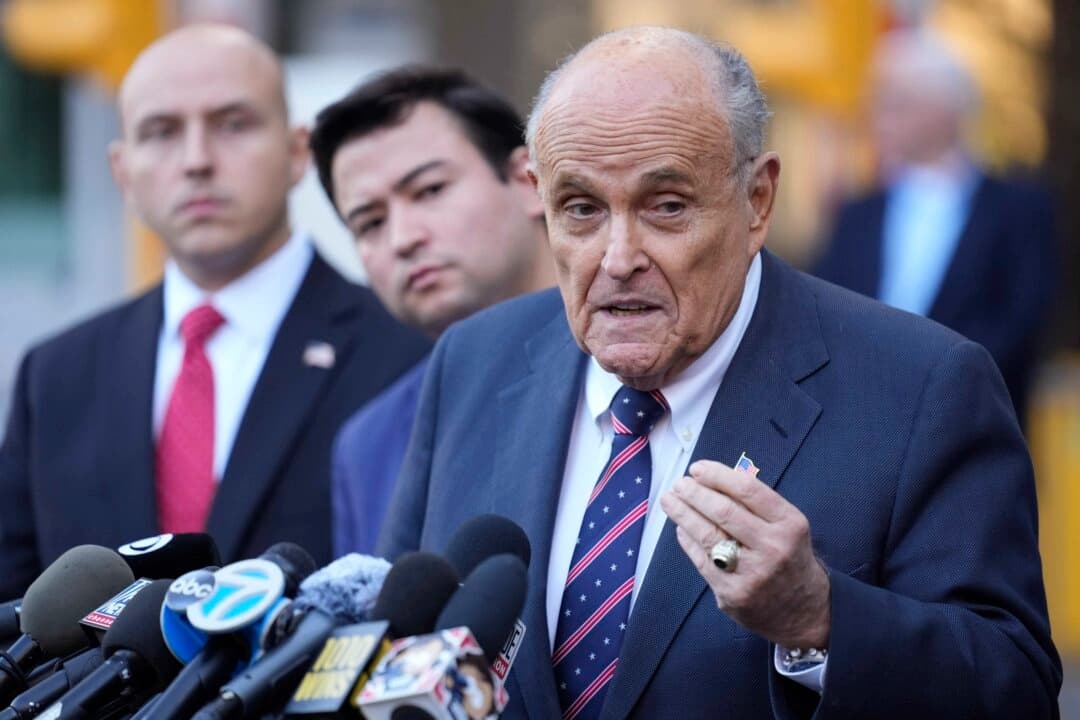 Rudy Giuliani resultó herido en un accidente tras ayudar a una víctima de violencia doméstica: Portavoz