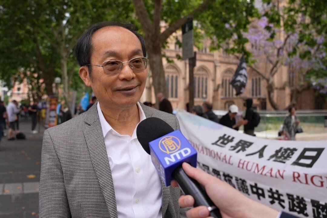 Feng Chongyi, experto en China y profesor asociado de la Universidad Tecnológica de Sídney, habla durante una entrevista con NTD en una manifestación con motivo del Día Internacional de los Derechos Humanos en Sídney, el 10 de diciembre de 2022. (Wang Nan/NTD)