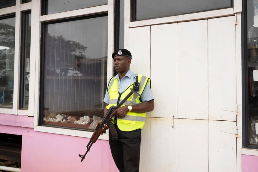 Fotografía de archivo del 25 de mayo de 2025 de un agente de la Fuerza de Policía de Guyana vigilando la aldea de Arakaka, en el Esequibo (Guyana). El Gobierno de Guyana instó el 22 de agosto de 2025 a fortalecer la cooperación contra la delincuencia organizada trasnacional y el narcoterrorismo, aludiendo directamente a la organización criminal el Cartel de los Soles. (EFE/ Nazima Raghubir ARCHIVO)