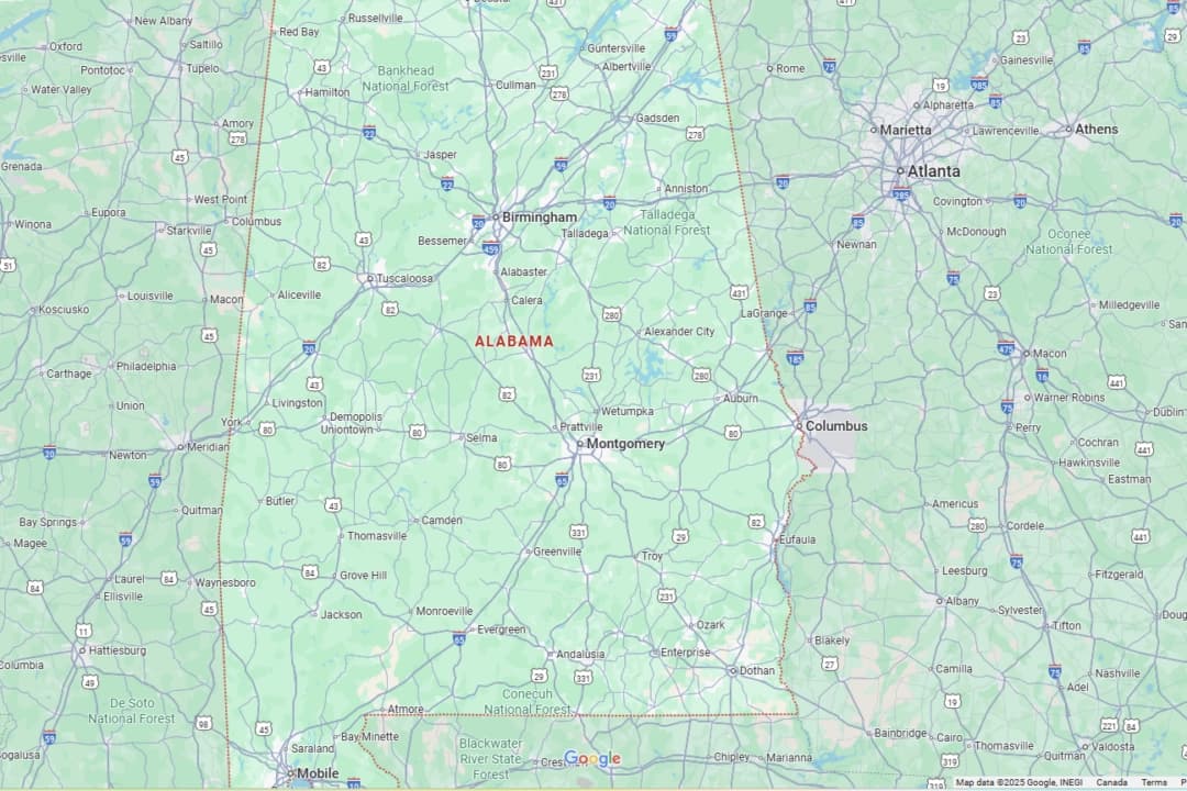 Dos adultos murieron y siete niños resultaron heridos en un accidente ocurrido en una zona remota de un parque de vehículos todoterreno en Alabama, informaron las autoridades. Nadie llevaba arnés ni dispositivo de retención en el vehículo todoterreno. (Captura de pantalla vía Google Maps)