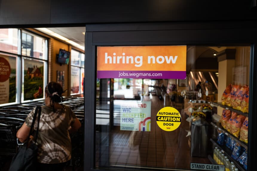 Anuncio de empleo expuesto en una tienda de Columbia, Maryland, el 21 de julio de 2025. (Madalina Kilroy/The Epoch Times).