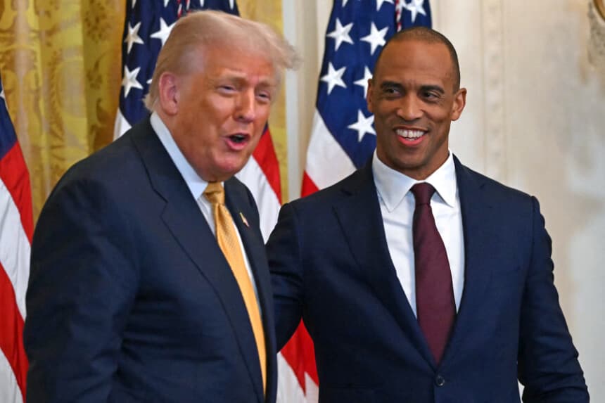 El secretario de Vivienda, Scott Turner (derecha), con el presidente Donald Trump en Washington, el 22 de julio de 2025. (Andrew Caballero-Reynolds/AFP vía Getty Images).