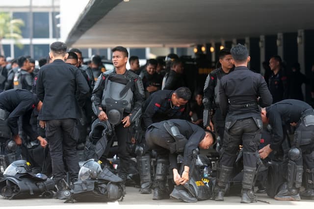 Disturbios tras protestas dejan 1240 detenidos en Indonesia