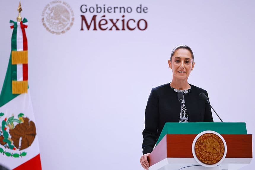 La presidenta de México, Claudia Sheinbaum, habla durante el primer informe sobre el estado de la Unión de su mandato en el Palacio Nacional, el 1 de septiembre de 2025 en Ciudad de México, México. (Manuel Velásquez/Getty Images)