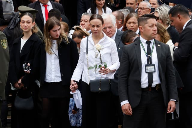 Viuda de Uribe Turbay se une al dolor de familias de policías caídos en atentados