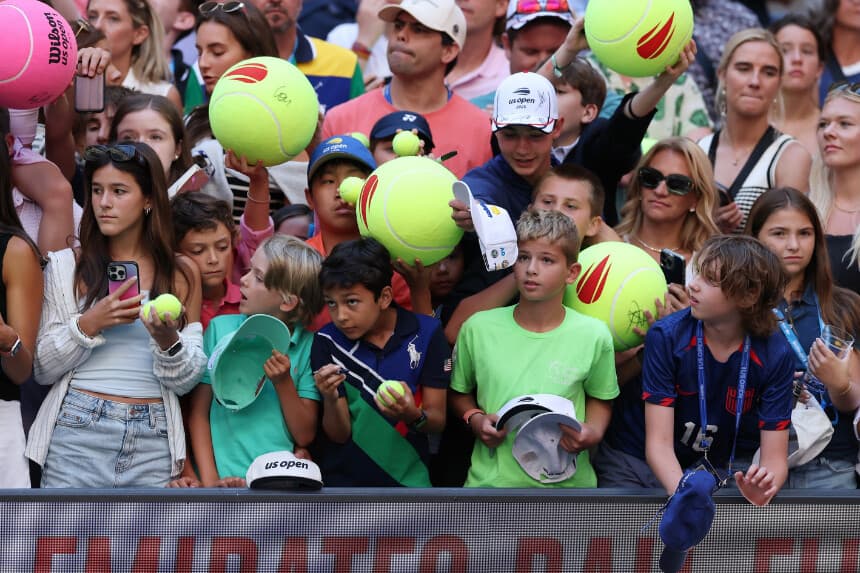 Los aficionados esperan autógrafos tras un partido del Abierto de Estados Unidos de 2025 en el Centro Nacional de Tenis Billie Jean King de la USTA, en el barrio de Flushing, en el distrito de Queens de la ciudad de Nueva York, el 30 de agosto de 2025. (Elsa/Getty Images).