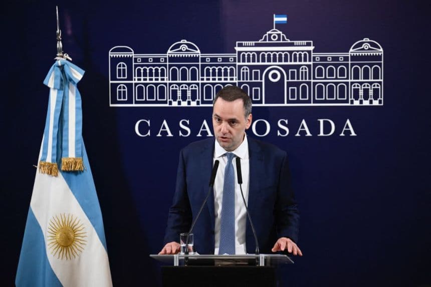 El vocero presidencial de Argentina, Manuel Adorni, ofrece una conferencia de prensa en el palacio presidencial de la Casa Rosada, en Buenos Aires, el 11 de diciembre de 2023. (LUIS ROBAYO/AFP a través de Getty Images)