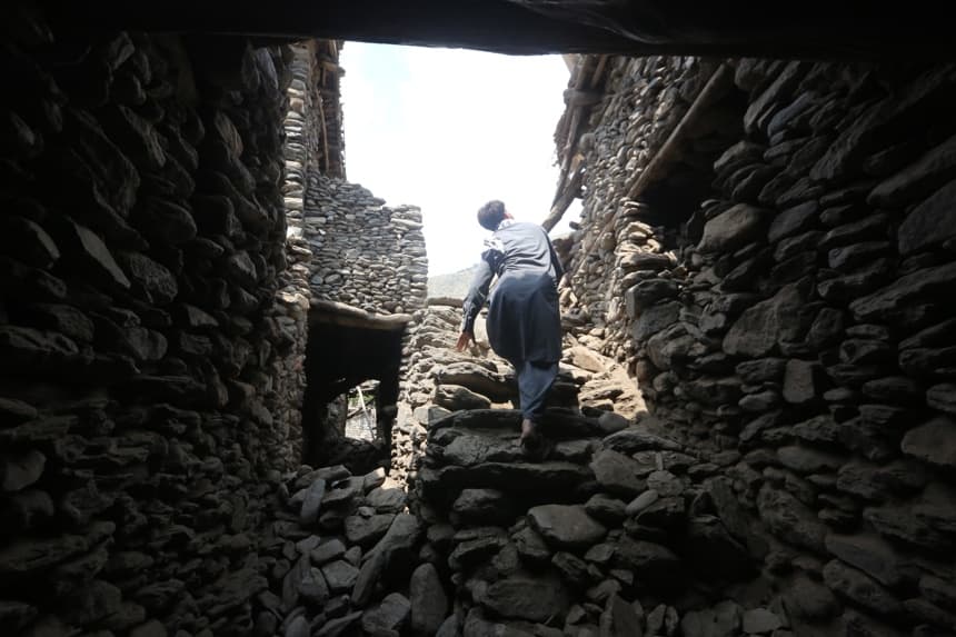 Imagen de Dar-E-Noor, tras el terremoto de la noche del domingo. (EFE/EPA/STRINGER)