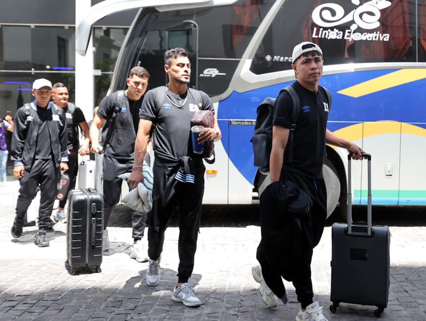 Jugadores de la selección de fútbol de El Salvador llegan al hotel AC Guatemala en Ciudad de Guatemala (EFE/ Fernando Ruiz)