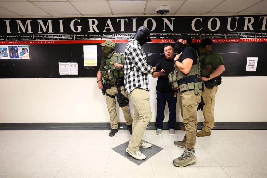 Oficiales federales patrullan los pasillos de la corte de inmigración en el edificio federal Jacob K. Javitz en la ciudad de Nueva York el 6 de agosto de 2025. (Michael M. Santiago/Getty Images).
