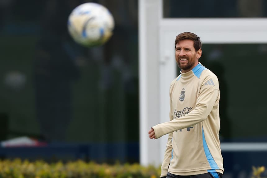 Lionel Messi participa de un entrenamiento con la selección argentina en el predio de la Asociación de Fútbol Argentino (AFA) en Ezeiza. (EFE/ Juan Ignacio Roncoroni)