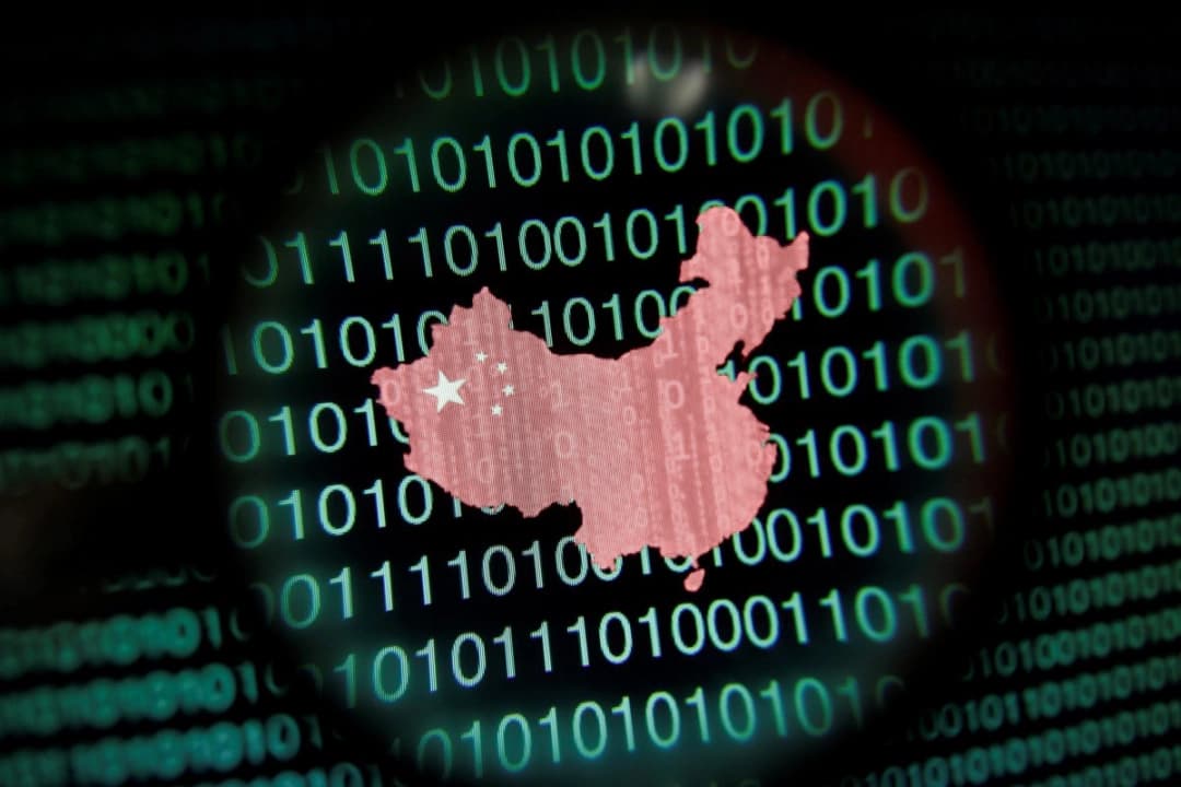 En esta fotografía de archivo se ve un mapa de China a través de una lupa en una pantalla de ordenador que muestra dígitos binarios. (Edgar Su/Reuters)