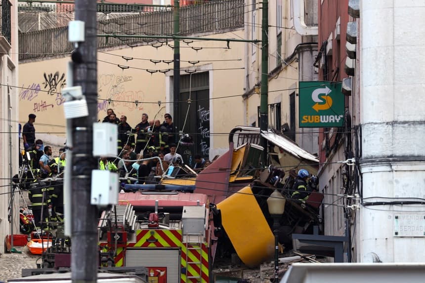 Lisboa, Portugal.- Al menos quince personas murieron y otras 18 resultaron heridas, de las que cinco se encuentran en estado grave, después de que el Ascensor de Gloria (Elevador de Glória), un conocido funicular turístico en el centro de Lisboa, descarrilara este miércoles, informaron las autoridades.
(EFE/EPA/MIGUEL A. LOPES)