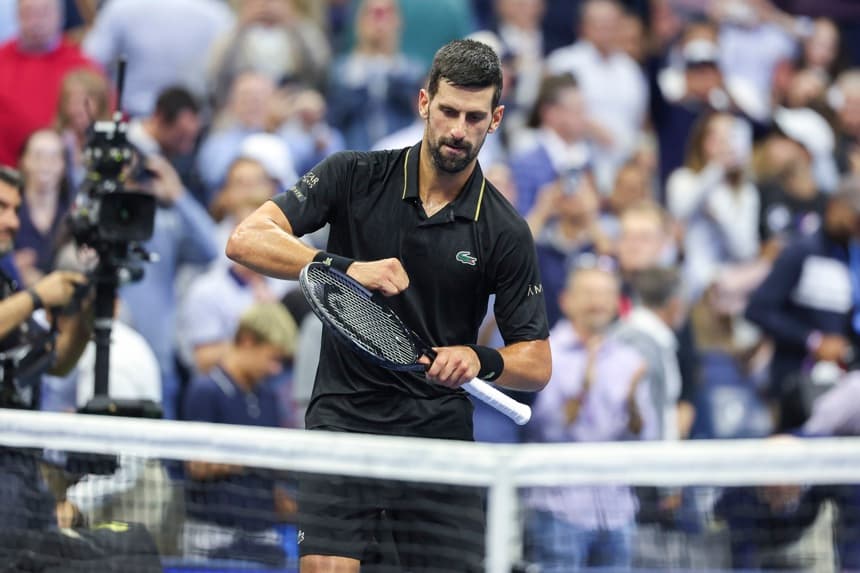El serbio Novak Djokovic derrotó este martes al estadounidense Taylor Fritz y se clasificó para las semifinales del Abierto de Estados Unidos, donde se medirá con el español Carlos Alcaraz. (EFE/EPA/BRIAN HIRSCHFELD)