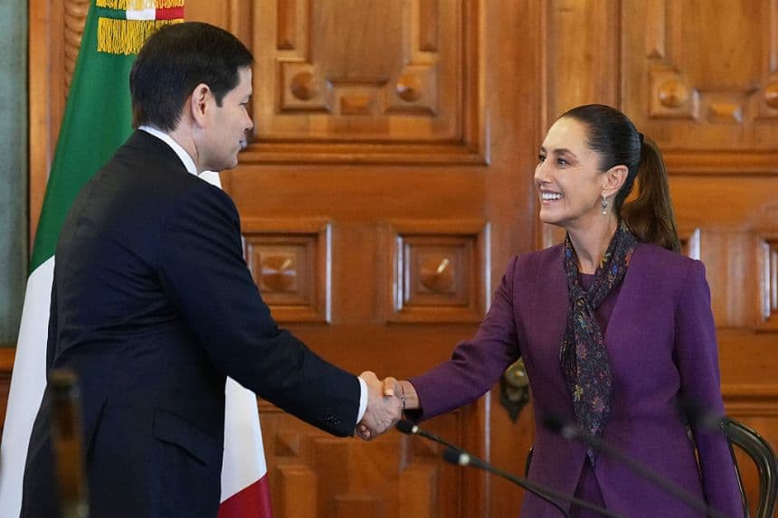 El secretario de Estado de EE. UU., Marco Rubio, estrecha la mano de la presidenta de México, Claudia Sheinbaum, en el Palacio Nacional de la Ciudad de México, el 3 de septiembre de 2025. (JACQUELYN MARTIN/POOL/AFP a través de Getty Images)