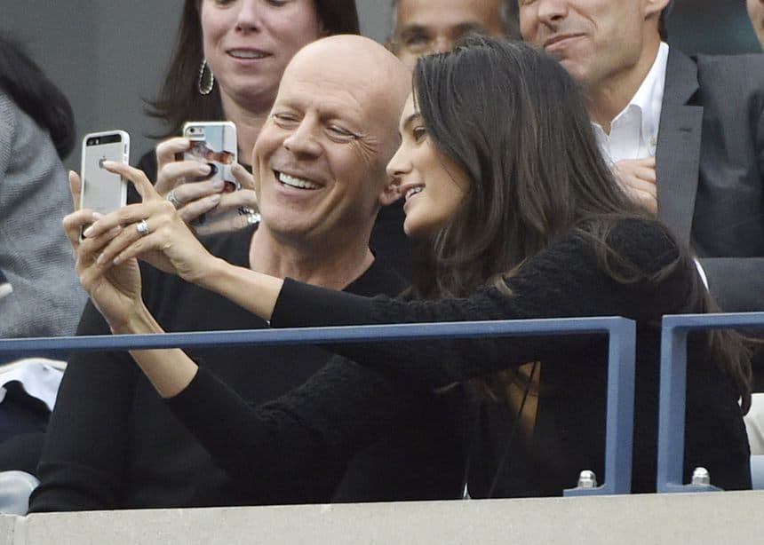 Fotografía de archivo del actor estadounidense Bruce Willis (izq.) y su esposa Emma Heming (der.). (EFE/EPA/Justin Lane)