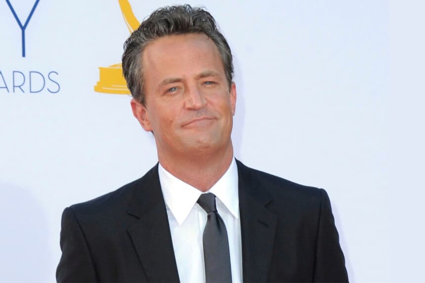 El actor Matthew Perry llega a la 64.ª edición de los Premios Primetime Emmy en Los Ángeles el 23 de septiembre de 2012. (Jordan Strauss/Invision/AP).