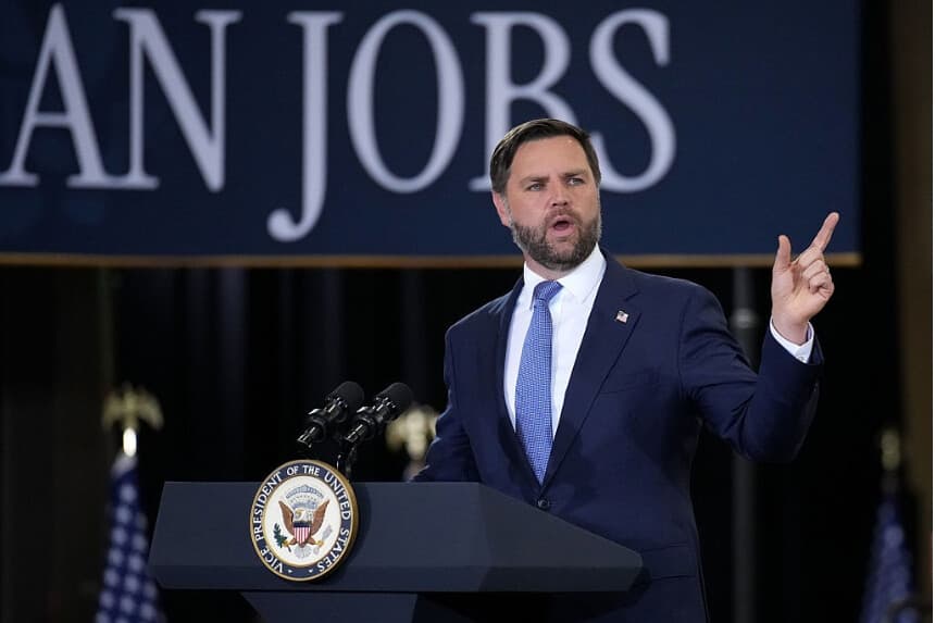 El vicepresidente J.D. Vance habla en Mid-City Steel, en La Crosse, Wisconsin, el 28 de agosto de 2025. (Andrew Harnik/Getty Images).