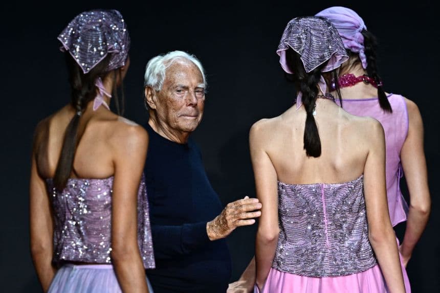 El diseñador italiano Giorgio Armani desfila en la pasarela del desfile de Emporio Armani durante la Semana de la Moda de Milán Primavera/Verano 2024. (Foto de GABRIEL BOUYS/AFP vía Getty Images)