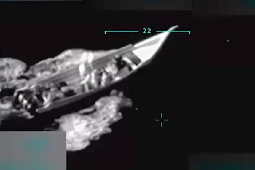 El ejército estadounidense lleva a cabo un ataque letal contra una embarcación presuntamente dedicada al tráfico de drogas y vinculada al Tren de Aragua, como se ve en una imagen fija de un vídeo compartido por el presidente Donald Trump en Truth Social, el 2 de septiembre de 2025. (@realDonaldTrump vía Truth Social)