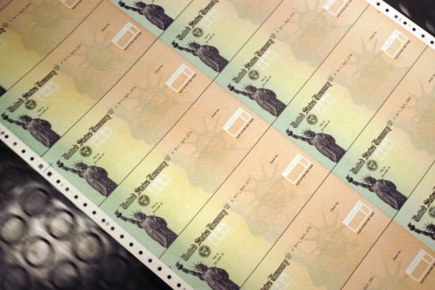 Cheques en blanco de la Seguridad Social se imprimen en una impresora de la imprenta del Tesoro de los Estados Unidos en Filadelfia, Pensilvania, el 11 de febrero de 2005. (William Thomas Cain/Getty Images).