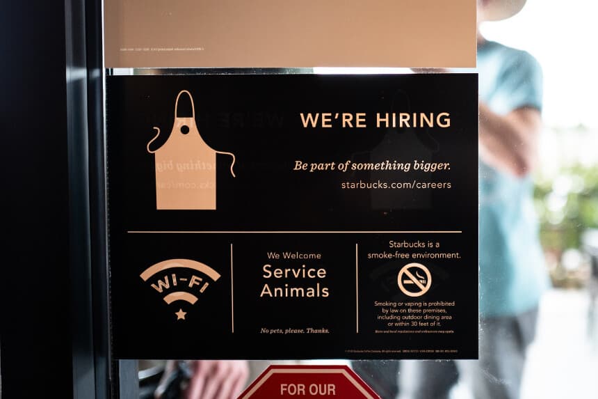 Anuncio de empleo expuesto en una cafetería de Kerrville, Texas, el 9 de julio de 2025. (Madalina Kilroy/The Epoch Times).