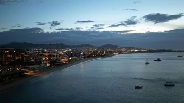 El huracán Lorena amenaza el noroeste de México con lluvias torrenciales y oleaje fuerte