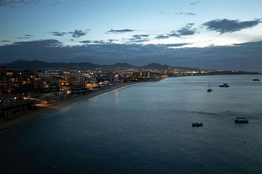 Vista aérea de la playa El Médano en Los Cabos, Baja California. (Foto de ALFREDO ESTRELLA/AFP vía Getty Images)
