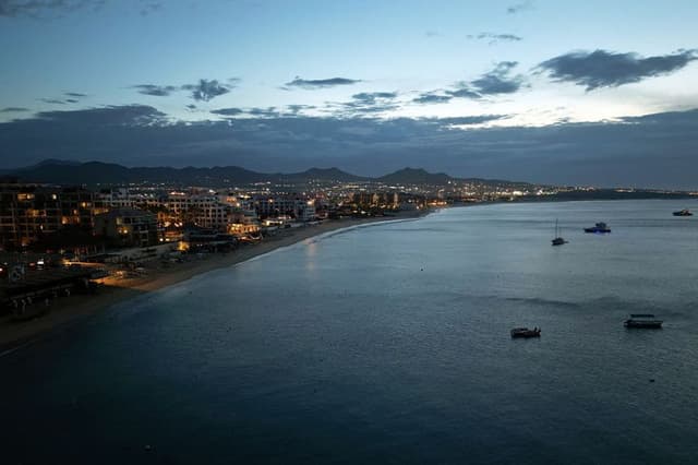 El huracán Lorena amenaza el noroeste de México con lluvias torrenciales y oleaje fuerte