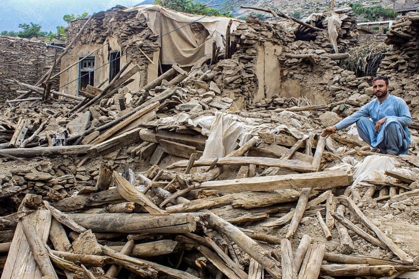TOPSHOT - Un hombre afgano sentado entre los restos de una casa destruida tras el terremoto que sacudió el distrito de Dara-i-Nur, en la provincia de Nangarhar, el 3 de septiembre de 2025. La esperanza de encontrar supervivientes entre los escombros de las casas devastadas por el potente terremoto de magnitud 6.0 que sacudió el este de Afganistán durante el fin de semana se desvaneció rápidamente, mientras los servicios de emergencia luchaban por llegar a las aldeas remotas (Foto de -/AFP a través de Getty Images)