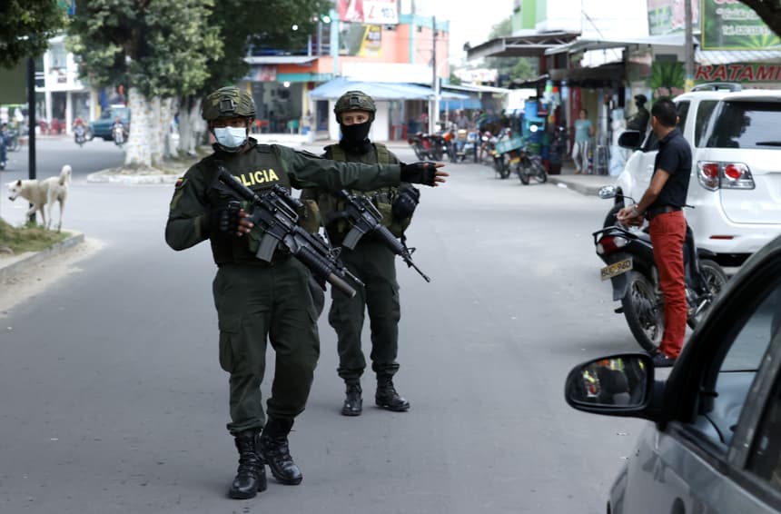 Fotografía de archivo que muestra a policías en un puesto de control en Saravena, Colombia. (EFE/ Mauricio Dueñas Castañeda)