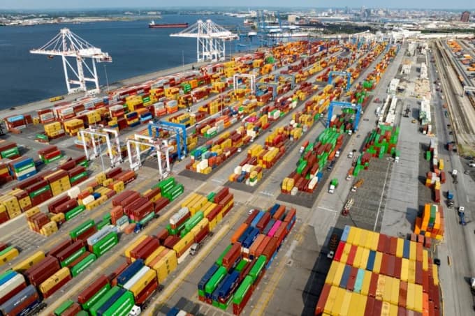 Contenedores de carga en el puerto de Baltimore, en Baltimore, el 7 de agosto de 2025. Jim Watson/AFP vía Getty Images